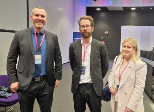 Marius Aron Nilsen (Energi- og miljøkomiteen) og Amund Vik (statssekretær Olje- og energidepartementet) deltok i paneldebatt om hvordan olje- og gassaktivitet passer inn i det grønne skiftet. Her m
