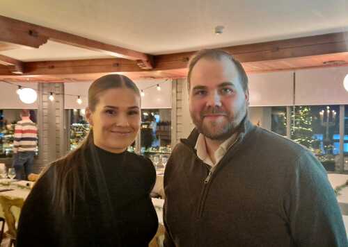 Aurora Vika Leiton Cortazzo begynner som ny rådgiver i Hammerfest Næringsforening 16. januar. Her med direktør i Næringsforeningen Lars Bjørkli.