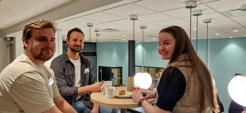 Tor Kjøttrød og Fredrik Aspheim studerer fysikk ved UiT-Norges arktiske universitet. Her sammen med Martine Bjugg som studerer Energi, klima og miljø.