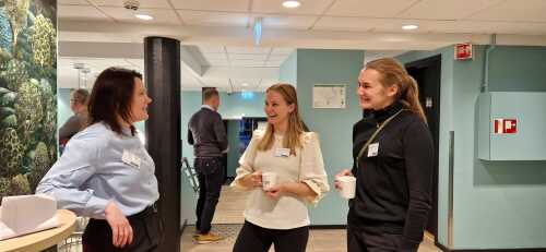 Ane-Marthe Sani i samtale med studentene Marit Utheim Breimo og Astrid Fossum. Begge studerer Energi, klima og miljø ved UiT-Norges arktiske universitet.