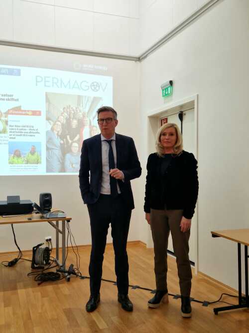 Direktør Kjell Giæver og prosjektdirektør Nina K. Jonassen under årsmøtet.