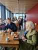 Filipp Løvseth studerer batter- og energiteknologi ved Universitetet i Stavanger. Her i samtale med Nina K. Jonassen, styreleder i Barentshavkonferansen.