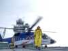Helikopterturen fra basen i Hammerfest og ut til produksjonsskipet tar cirka 1 time.