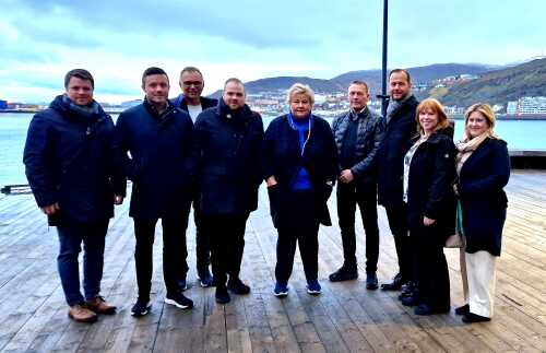 Erna Solberg møtte lokalt næringsliv i Hammerfest. Fra venstre:  Tom Eirik Jacobsen (Horisont Energi), Yngve Sletten (styreleder Næringsforeningen// Gravepartner), Ketil Holmgren (NorSea Polarbas