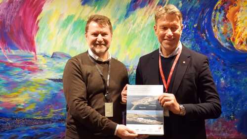 Geir Tungesvik (t.v.), konserndirektør for prosjekter, boring og anskaffelser i Equinor, overrakte planen for utbygging og drift av Snøhvit Future til olje- og energiminister Terje Aasland på Hamme