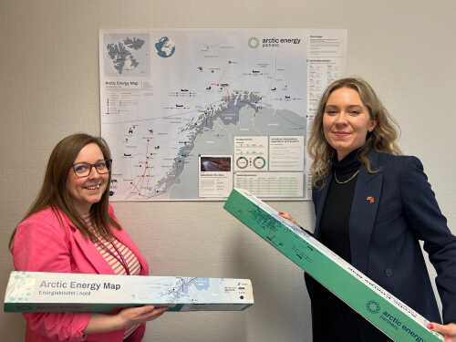 Marita og Linda på Den Britiske ambassaden i Oslo er veldig fornøyde med sitt Arctic Energy map.