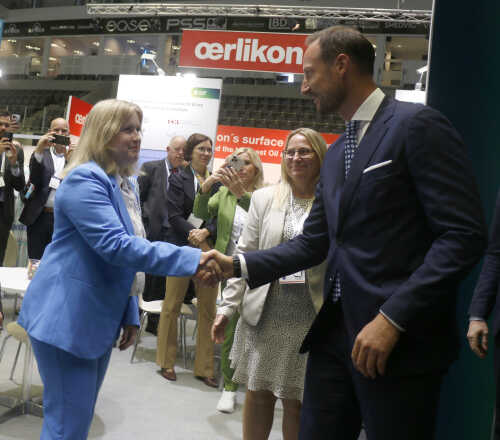 H.K.H. Kronprins Haakon hilser på Kristiane M. Krystad på Xplore North.