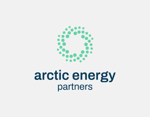 Arctic Energy Partners blå skrift på hvit bakgrunn med grønn logo