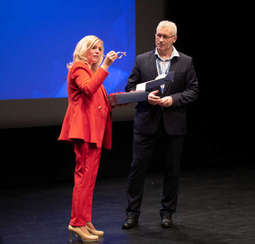 Møteleder Nina K. Jonassen på scenen med Terje Wikstrøm, ordfører Hammerfest kommune.