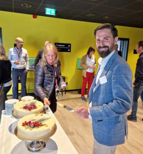 Dan Tuppen og Equinor inviterte samarbeidspartnere til kake og seminar under Arctic Race of Norway i Brønnøysund.