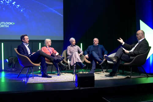 Sofaprat om grønn satsning i nord. Fra venstre: Sverre Isak Bjørn , Aker Horizons, Sigrid Ina Simonsen, NHO Arktis, Guro Brandshaug, Varanger Kraft, Lars Skjønnås, Narvik kommune, og moderator Kje