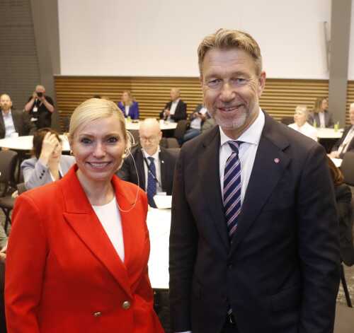 Nina K. Jonassen og Olje- og energiminister Terje Aasland. 