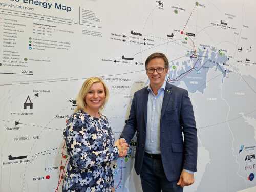 Prosjektdirektør i Arctic Energy Partners Nina K. Jonassen sammen med Ove T. Rylandsholm fra H2Carrier. Bildet er fra ONS i Stavanger august 2022. 