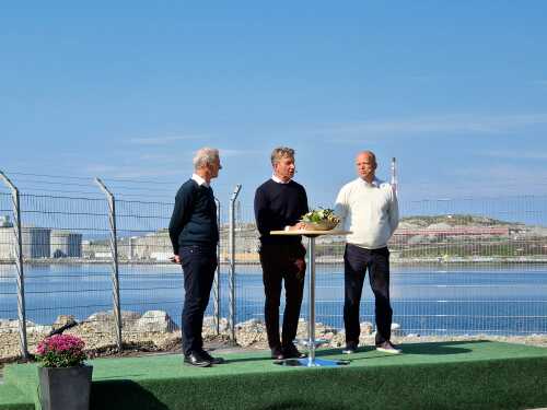 Finansminister Trygve S. Vedum, olje- og energiminister Terje Aasland og statsminister Jonas G. Støre under pressekonferansen på Meland utenfor Melkøya, Hammerfest.