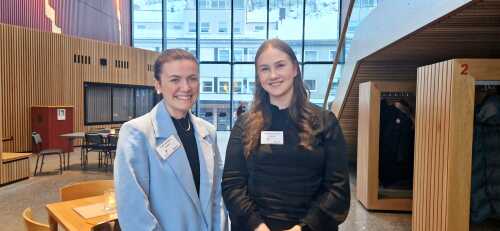 Trude Janet Olsen og Ingrid P. Bjørgve fra Smarthotel Hammerfest ser muligheter for flere overnattingsgjester.