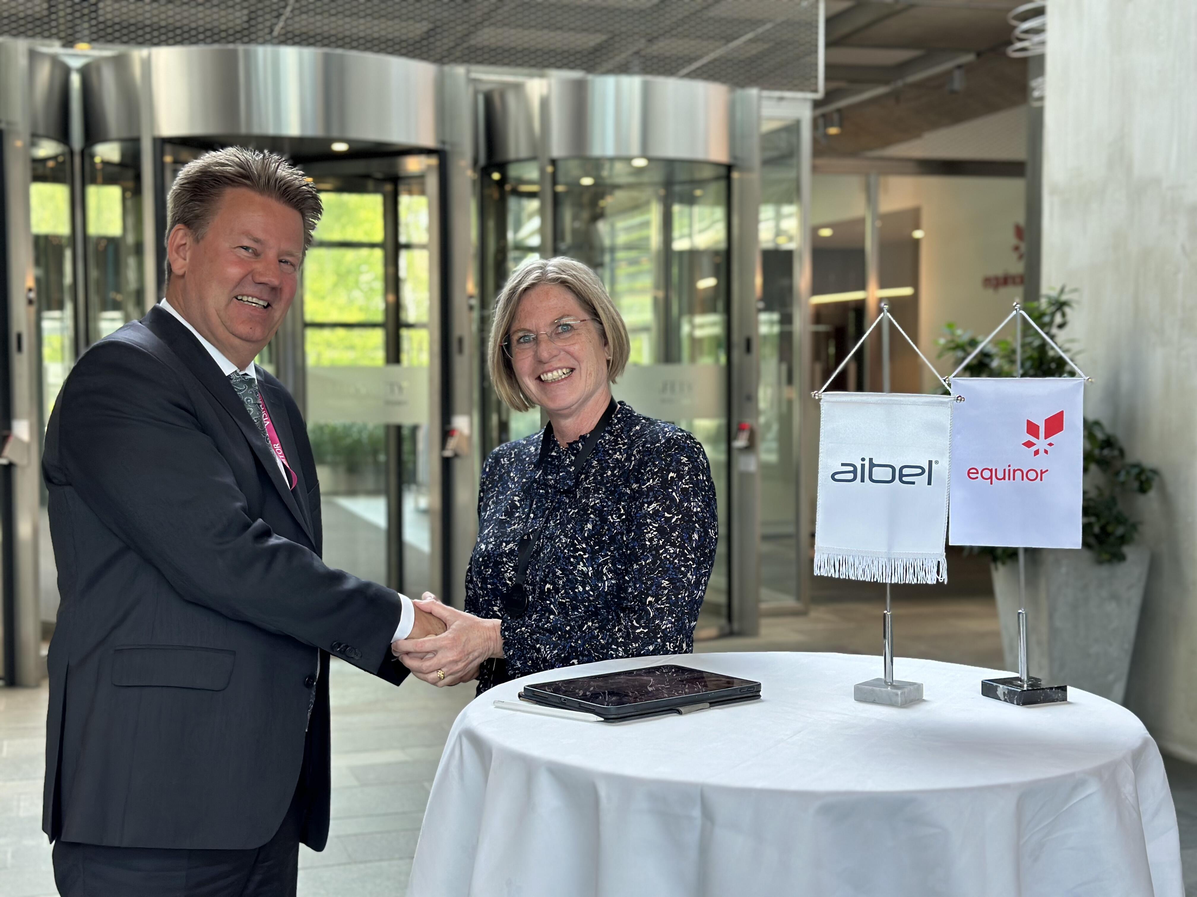 Øverste leder i anskaffelser Equinor, Mette Ottøy og CEO i Aibel, Mads Andersen signerte tilleggsavtalen i Stavanger i dag. Foto: Equinor