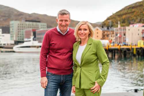 Kjell Giæver og Nina K. Jonassen i Arctic Energy Partners ønsker Wisting velkommen.