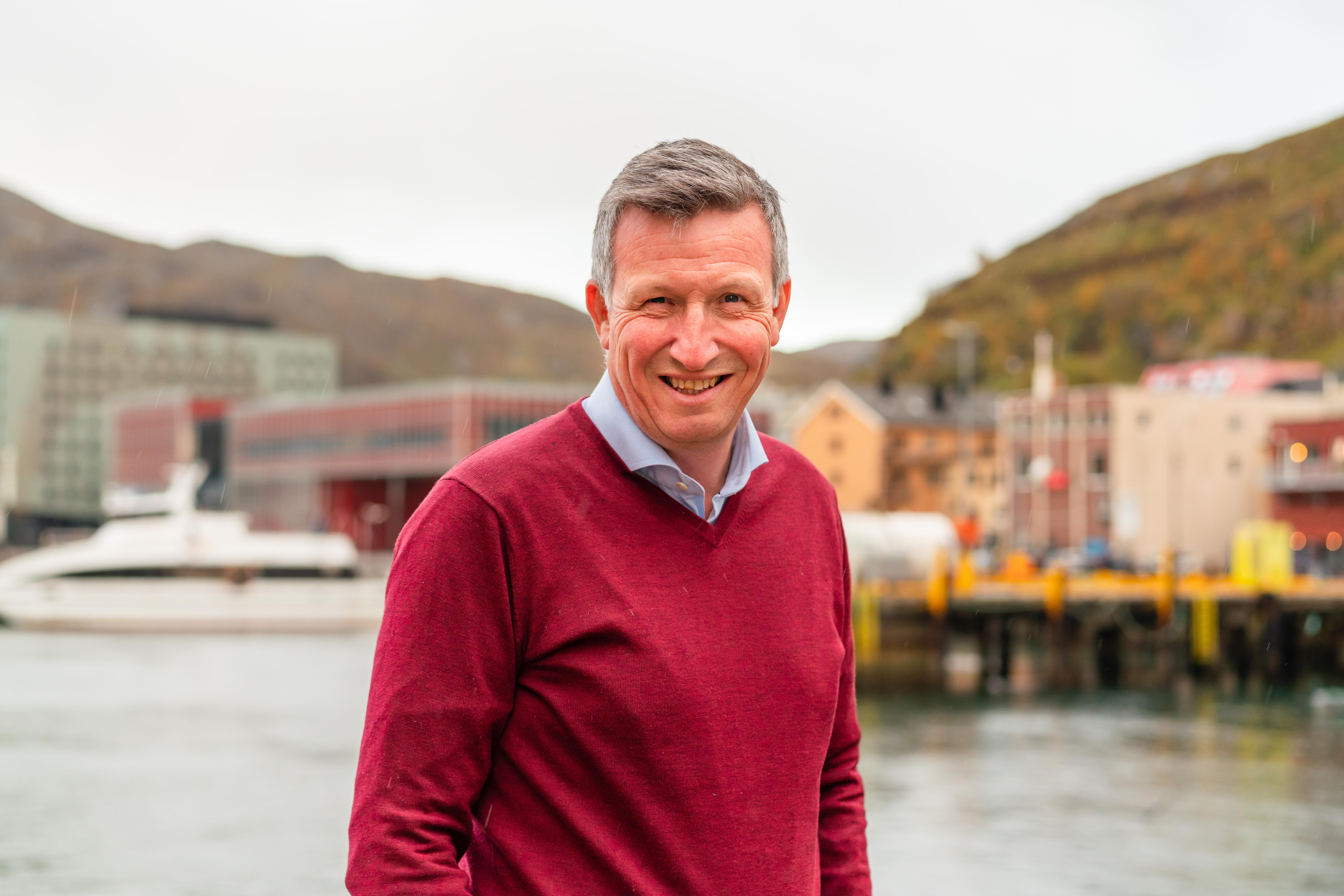 Kjell Giæver, direktør Arctic Energy Partners, i Hammerfest med strandpromenaden i bakgrunnen. Foto: Marthe Nyvoll