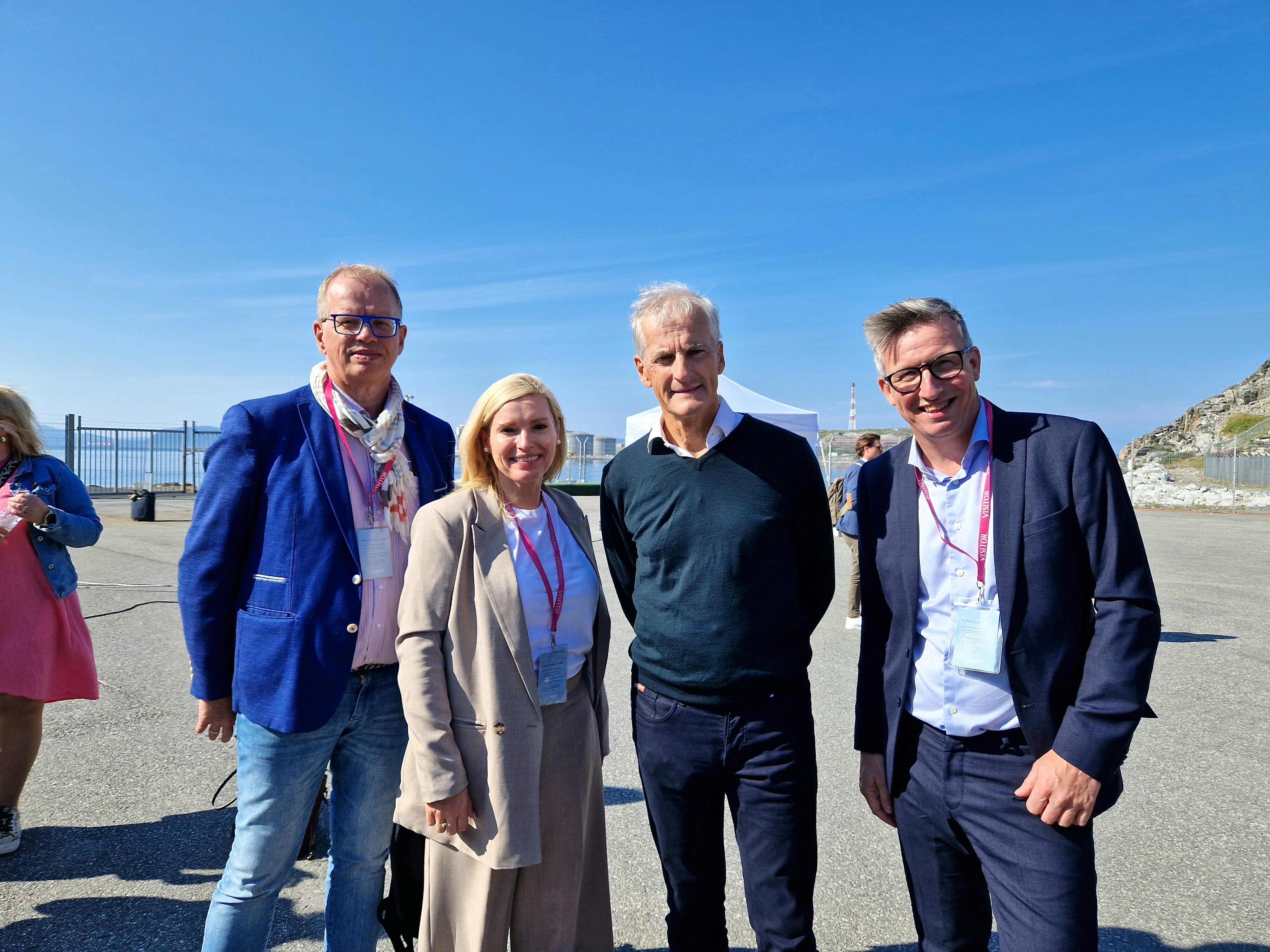 Arctic Energy Partners var tilstede under pressekonferansen på Meland i Hammerfest. Her er styreleder Geir Seljeseth, prosjektdirektør Nina K. Jonassen og direktør Kjell Giæver sammen med statsminister Jonas Gahr Støre.