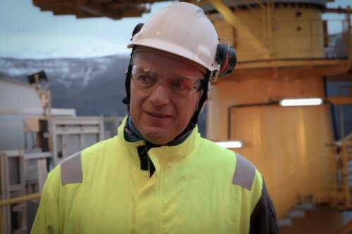 mann med hjelm på plattform