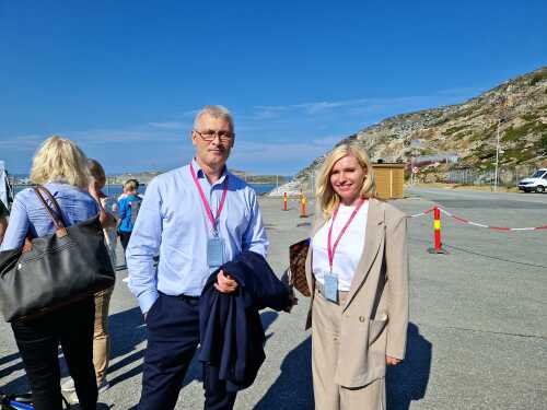 En gledens dag sa ordfører i Hammerfest kommune Terje Wikstrøm. Her sammen med Nina K. Jonassen før pressekonferansen på Meland.